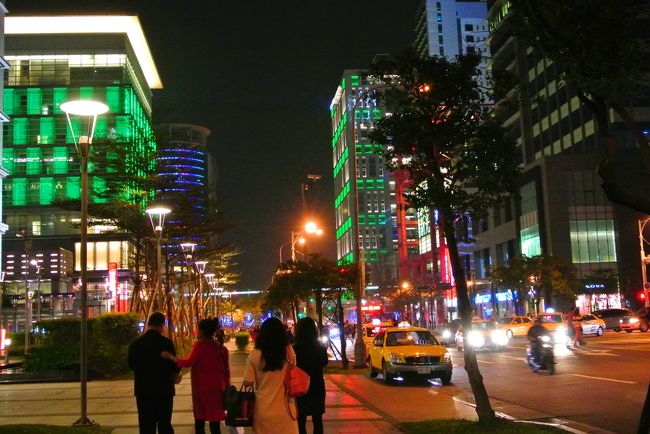 台北１０１周辺も散策。<br /><br />なんか夜景がバブリー。<br /><br />そして暖かい。<br /><br />この日の夜はホテル近くでマッサージうけて、就寝。