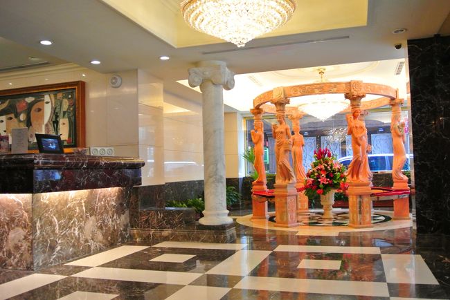 ホテルは「ロイヤルシーズンズホテル台北（皇家季節酒店）」です。<br /><br />ロビー綺麗。<br /><br />でフロントの人優しい。