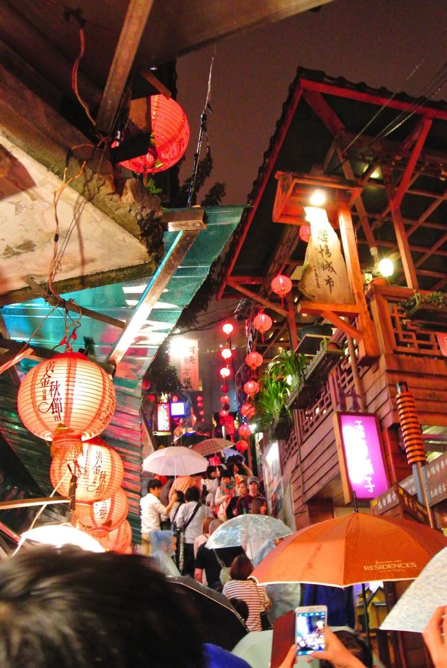 そしてナイト九分へ！<br />前回は朝に行ったので、ナイト九分は新鮮でした。<br /><br />前日にナルワントツアーで申し込みました。バスで連れてってくれるので楽〜