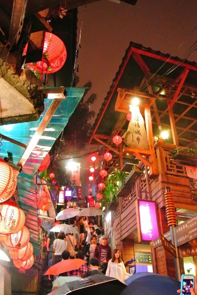 まさに千と千尋！<br /><br />ちなみに台北は晴れでしたが、九分着いたら雨でした。<br />九分はほぼ雨らしいので、やっぱりか〜という感じ。