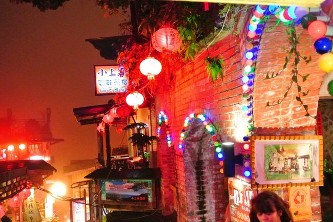 このレトロな感じが好き。<br /><br />でも雨だから寒い…。<br /><br />カーディガン1枚はきついです。