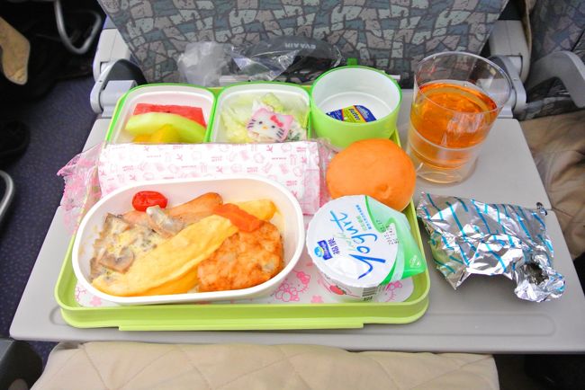 帰りの機内食〜！<br /><br />朝食メニューなのかな？<br /><br />オムレツとハッシュドポテトがおいしかったです。