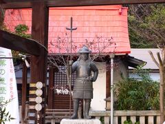 宿泊施設のある広島市内に戻り、この日の最期の目的地である才蔵寺を目指します。

新しいマンションが立ち並ぶ小高い丘に、才蔵寺はひっそりと建っていました。

しかしこちらも閉門時間となっており、門の外から中をうかがうことしか出来ません。

遠くから、可児才蔵の銅像が確認出来ました。

可児才蔵は宝蔵院流槍術を胤栄に学び、故郷美濃の主である斎藤龍興や信長公家臣の柴田勝家・明智光秀などに、信長公が滅びた後は羽柴秀次・佐々成政など、次々と主君を変えて戦国の世を渡り歩きました。

才蔵が最期に仕えたのが福島正則で、正則が関ヶ原の功績を認められて初代広島藩主に就くと、それに従って広島へ移り住むこととなったのでした。

才蔵は戦において次々と敵の首を取るため、それを抱えきれず、笹の葉を首の口に咥えさせて目印としたことから、笹の才蔵とあだ名されています。

元和５年、主君の福島正則に改易処分が下されると、才蔵は城を受け取りに来た浅井軍に囲まれることとなりました。

立て籠った小さな山城は完全に包囲され、兵糧攻めにされると、才蔵は付近の住民に対し、味噌と米を笹に乗せて城山のお地蔵さんにお供えすれば、どんな願いも叶うだろうとの噂を流しました。

それを耳にした住民たちがその通りにしたため、才蔵の軍は食べ物に困ることもなく、安心して逃れることが出来たと伝えられているそうです。