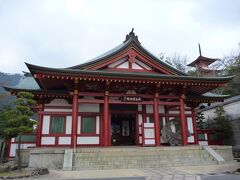 厳島神社の参拝を終え西回廊から境内を出ると、すぐに宝物館の建物が見えて来ます。

ここの展示の目玉は、やはり平清盛によって奉納された『平家納経』です。

『法華経』２８巻、『無量義経』『観普賢経』『般若心経』『阿弥陀経』各１巻、平清盛の「願文」を加えた全３３巻とそれらを収める経箱は、当時の最先端の工芸技術で制作されました。

写経は、量の多さと得られる功徳が比例するような考え方がされていましたが、平家一族によるこの写経は、金銀の切箔や漆、水晶や銀金具などを用いて芸術作品としての質の高さを極限まで追求しています。

あでやかな姿が描かれる貴族の人々の絵には永遠の栄華への願いが、写経の一字一字には平家一門の繁栄と極楽往生の願いが込められているかのようです。

このような作品を見るにつけ、昔の日本人は偉大だったのだと思い知らされます。

確かに国内に戦はなくなり、全ての国民が等しく教育を受けられるということは、当時の人たちから見れば別世界のように羨むべきことでしょう。

しかし現在の教育が、これほどまでの文化を一つでも生み出したでしょうか。

家族親類の幸せを一途に神に祈ることの尊さを、どこの小学校で教えてくれるのでしょうか。

平家の政権には腐敗もありましたが、少なくとも後の源家・北条家の政権のような一族間の騙し合いや殺し合いはありませんでした。