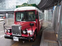 これ、金沢城下町周遊バスというものです。

観光名所を巡回してくれるので、観光初心者には便利。
