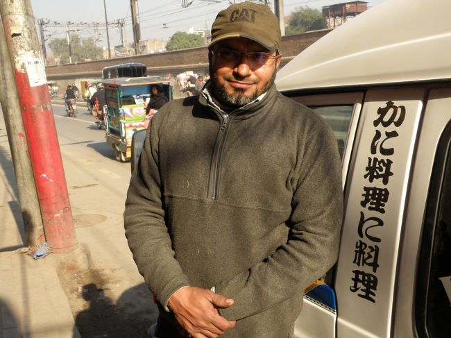 その前に停まっていたバン。<br />前方の「かに料理に料理」に対して、後方は「○○○介護センター」とある。<br />日本語で何んと書いてあるか教えてくれとのこと。<br /><br />少しおかしな日本語がプリントしてある日本製中古車は、道中時々見かけた。