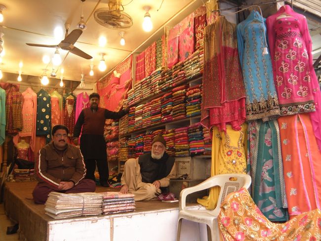 女性用「サルワール・カミーズ 」（パンジャビ・ドレス）屋。<br />男性用の上下単色に対して、色鮮やかで華やか