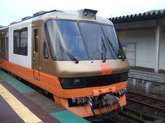 たまたま鳴子温泉駅の時刻表を見ると、次は仙台行きの快速電車。仙台にでようと思っていたのでこりゃラッキーと思ってホームに出るとこんな電車が。偶然にも乗ることができました。
湯けむりこがね号というイベント電車で土日に運転されています。