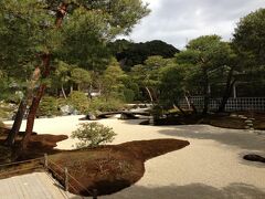 日本庭園。
さすが10年連続1位。

この日本庭園を観ながらお茶ができる喫茶が館内に存在するが、
アイスコーヒー1杯1000円超えというハイパーインフレ価格。
風景代と思えば高くはないのかも。