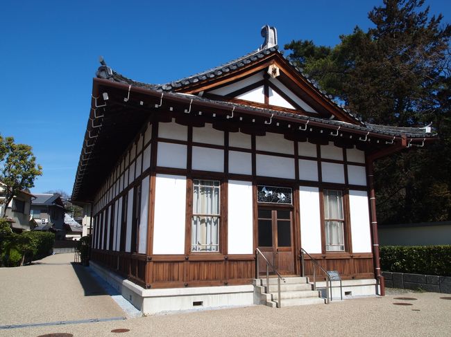 駐車場の前にある、文華ホールです。<br />奈良ホテル本館の旧ラウンジで、日本銀行本店や東京駅を設計した辰野金吾の設計による和洋折衷の明治期の木造建築物です。<br />大和文華館２５周年記念事業の一つとして、昭和６０年、こに移築されました。