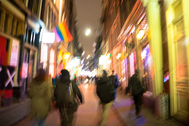 おなか減りましたので定食やさんを探します。街はにぎやかです。