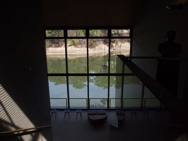 入り口を入ると、上の階になっており、下のほうには蛙股池を見ることができます。<br />この階の展示室は、この左にあり、日本人による洋画が展示されています。<br />この写真の右の方に、林業のかたわら約２５年の間収集した美術品を寄贈した、創立者の中野皖司氏の胸像が写っています。