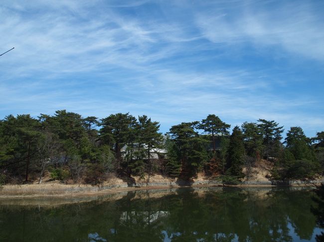 洋画を見た後、階段を降りてラウンジからの風景です。<br />蛙股池越しに、大和文華館が見えます。