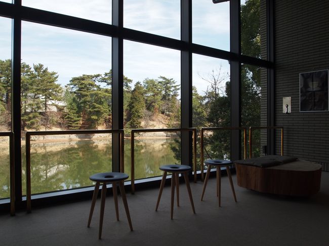 この階展示室には、日本画が展示されています。<br />小さいですが、名の通った画家の作品が多く展示されており、中身の濃い美術館です。<br />絵は、あまり良くわかりませんが、それでもこれは良いなぁというような作品もかなりあります。<br />この美術館は、これであとにします。