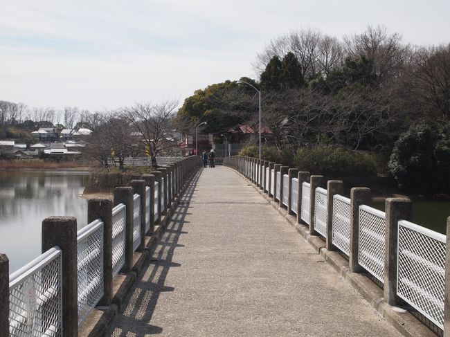 蕎麦屋に行く前に、大和文華館から見えていた、橋を渡って、菖蒲池神社にお参りします。