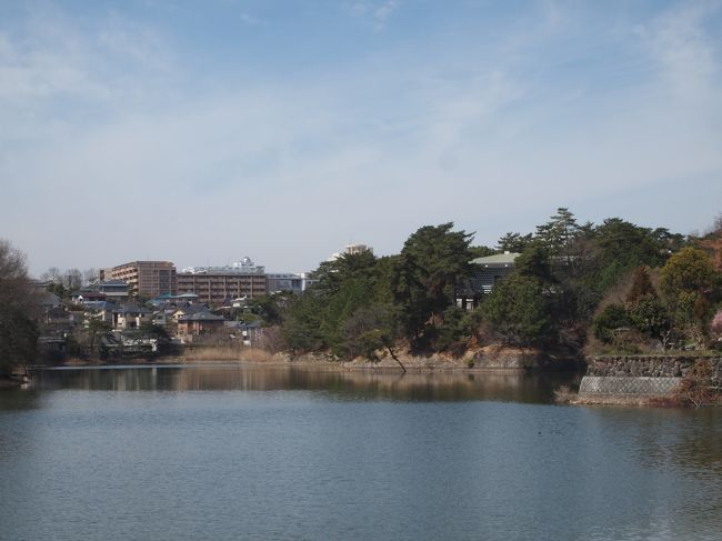 蛙股池にかかっている橋からは、大和文華館が見えます。