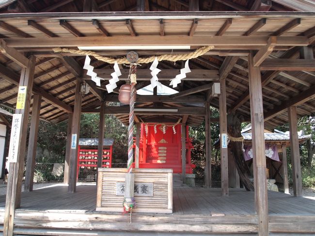 拝殿は、舞台の様です。