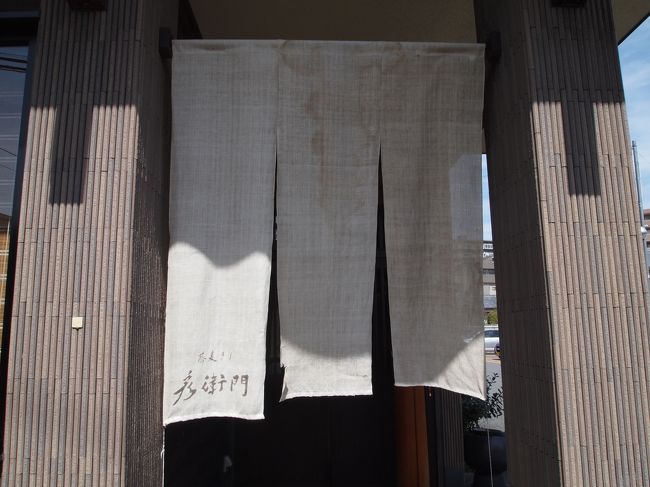 蕎麦きり彦衛門の暖簾をくぐります。<br />昼ちょっと前ですが、結構店はいっぱいです。<br />ミシュランに登録され、お客が増えたとのこと。<br />ぎりぎり、席が空いていました。