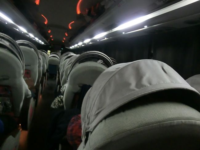 ２３：１０<br /><br />新宿駅発の夜行バスに乗って、まずは彦根を目指します。<br /><br />車内。<br />なんか・・・面白い図。