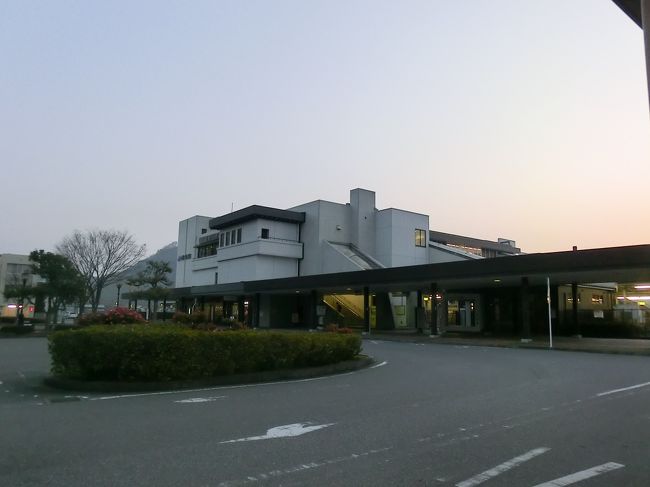 日付が変わり、翌朝6時過ぎ。<br /><br />下車地、滋賀県彦根駅前。