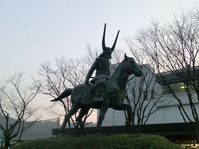 駅前には銅像が。<br /><br />井伊直政という方の像でした。