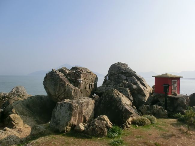 サイクリングロードを少し入った所に鳥居とお社がありました。<br /><br />この岩が御神体のようです。