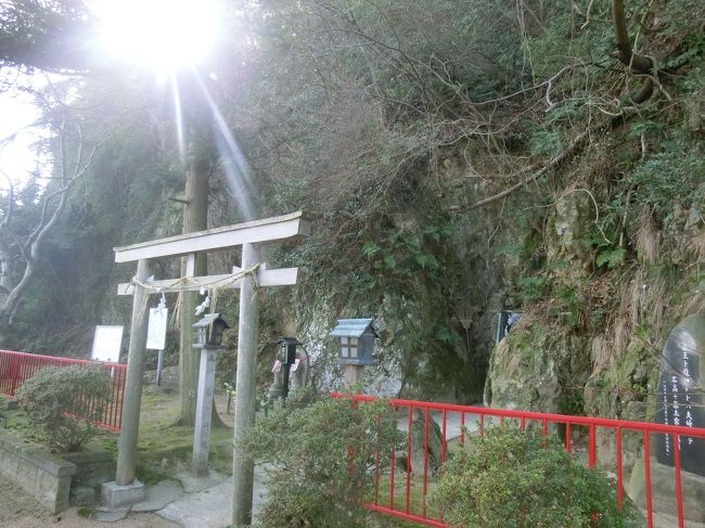 そのお社の真ん前には<br />また別のお社がありました。<br /><br />眼鏡が見つかりますように！<br />とお願いしましたが、この後も結局見つからず・・・。<br /><br />２月に購入したばかりで、まだカード払いが始まってもいないのに・・・<br /><br />初日からショックであります。。