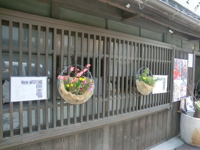 古い街並みお馴染みの軒下の花飾り。
