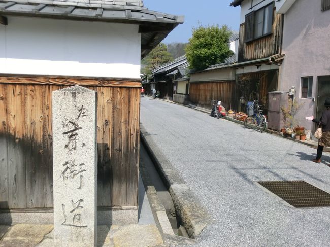 京街道標石。<br /><br />近江八幡は八幡街道などを利用して東海道、中山道、北国街道の旅人が集まり、江戸時代には物流の拠点として栄えた。京街道と呼ばれる道は別の名を浜街道と呼び、織田信長が京への上洛にも使った道。江戸時代には将軍の交替にともなって朝鮮から派遣された通信使が通ったことから朝鮮人街道とも呼ばれた道だ。新町の一角には京街道の分岐点が残されている。<br />（プチたびより）<br />
