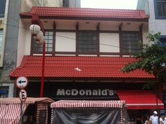 日本家屋の形をしたマクドナルド。これも旧日本人街にあります。これらを見ているだけでは小奇麗に見えますが、実はこの街はスラム化が進み目を覆うばかりの状況となっています。麻薬等で完全に「行けてしまっている」方々が山ほど徘徊しており、決して治安の良い場所とはいえません。