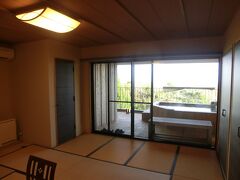 駅から送迎のバンに乗り込み旅館到着。

「ほまれの光　水月」

客室は８部屋のみ。
全ての部屋に露天風呂がついていて、屋上には貸切の露天風呂があるとの事。

２０畳と６人まで泊まれる部屋に２人で宿泊。スペース使いまくり。

