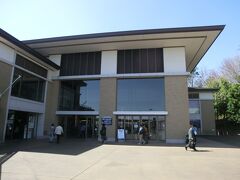 伊豆高原駅駅舎。

次の列車まで時間があるので、少し駅周辺で時間を潰す。