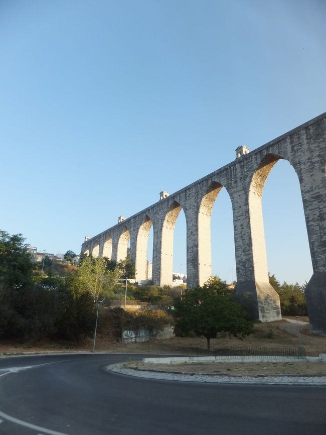 水道橋<br /><br />ポルトガルの首都リスボンは大航海時代には、西四ーロッパで最も美しいと称されるほどに発展したそうですが、１７５５年の大地震により街は壊滅状態になったそうです。