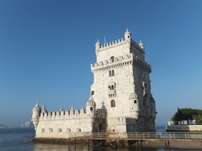 ベレンの塔<br />テージョ川を監視し河口を守る要塞として１５１９年に完成した見張り塔。<br />正式名称は「サン・ヴィセンテの塔」<br />高さ３５ｍで、地下・地上の６層構造。<br />地下は塩の干満差を利用した水牢として利用。<br />マヌエル様式を代表する建築で、１９８３年に世界遺産に登録される。