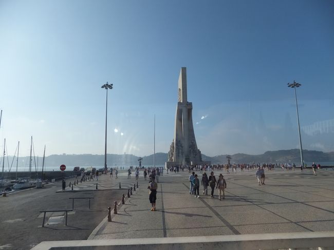 ９：４８　バスに戻って移動します。<br />こんなに広いのに、この人の多さにも驚きました。<br />ちなみに、あれが発見のモニュメント。