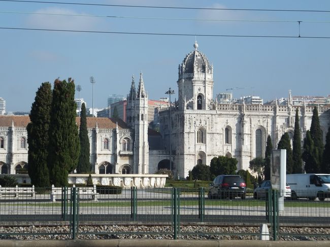 ジェロニモス修道院<br />ヴァスコ・ダ・ガマによるインド航路発見を記念してエンリケ航海王子が建設した礼拝堂を基に、マヌエル1世によって１５０２年に着工。<br />設計者はフランス人のボイタックと彼の死後、スペイン人のジョアン・デ・カスティーリョ。<br />ポルトガル黄金期の象徴の建物で完成までに３００年程かかっています。<br /><br />マヌエル様式の最高傑作で１９８３年に世界遺産に登録。