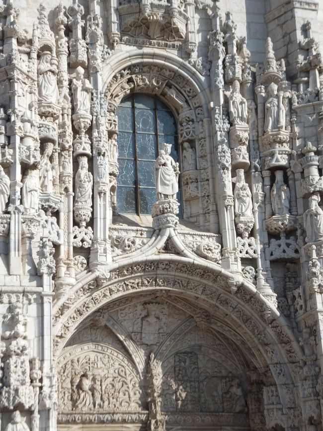 サンタ・マリア教会<br />三廊式の教会で、修道院に付属する。<br />ロープやサンゴなど航海にちなんだモチーフのマヌエル様式の彫刻が素晴らしい。<br /><br />正門の聖母マリアの像<br /><br />