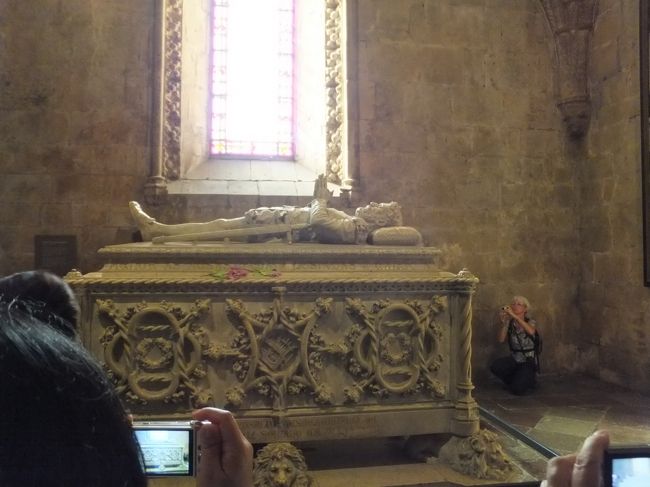 ルイス・カモンイスの石棺<br />ポルトガル文学史上最大の詩人。<br />真中の筆と竪琴のレリーフが芸術性を象徴。