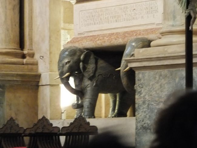 棺の台座がインド象ですが、大航海時代の交易及び植民地主義的な支配を行った歴史を表しているそうでうす。