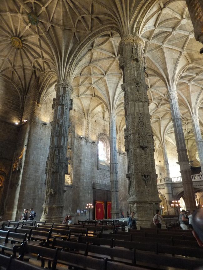 ヤシの木をモチーフとしたとされる支柱。