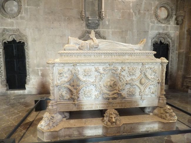 ヴァスコ・ダ・ガマの石棺<br />見にくいですが、中央にカラベル船のレリーフがあります。<br />安定性と速力に優れ、海洋探検に適していたようです。