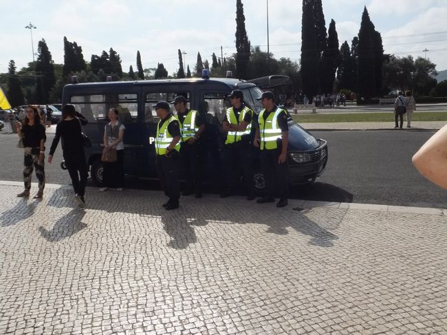 警官も、出入口付近で待機しています。