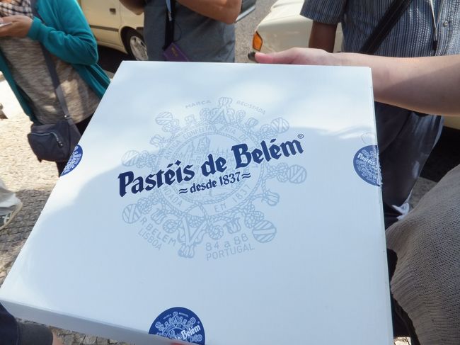 駐車場に戻ったら、添乗員さんが有名な＜パステイス・デ・ベレン＞のエッグタルトを買って待っていてくれました。<br />ポルトガル語では「ナタ」というそうです。<br /><br />フリータイムに行ってみようと思っていたので、助かりました。<br />一般客は結構並ぶそうですが、団体は予約が出来るようで、ラッキーでした。