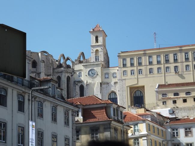 ロシオ広場にバスを停め、午後にフリーになる人の為に、現地ガイドさんが地下鉄やトラム、ケーブルカーなどの1日乗車券(５．５ユーロ)を買う所に案内してくれました。<br />とても混んでいた為、移動して駅の券売機で買いました。<br />個人でチャレンジして買った方は、間違えて２日券を買ってしまったようで、取り替えてもらっていました。<br />こういう時は、ツアーだと助かります。<br /><br />左の方の壊れた建物は、カルモ教会。