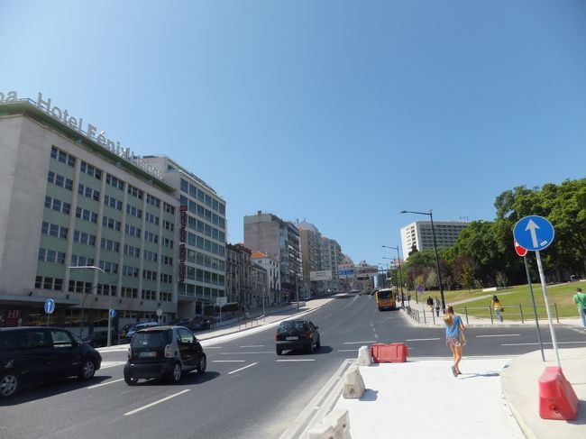 ポンバル侯爵広場から振り返った所<br /><br />ゆるやかな坂が続いています。