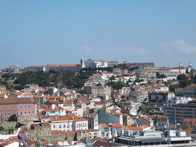 遠くに見えるのは、サン・ジョルジェ城。<br /><br /><br />同じツアーの方も目指す所は同じようで、「お先に〜」なんて、すれ違います。<br />