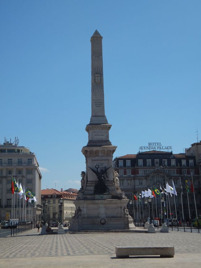 レスタウラドーレス広場<br />Restauradoresとは、「復興者」の意味。<br />リベルダーデ大通りの南の終点でありロシオ広場に隣接しています。<br /><br />同君連合を組んでいたスペインからの独立（ポルトガル王政復古戦争）を記念した、高さ約３０ｍのオベリスク 。<br />