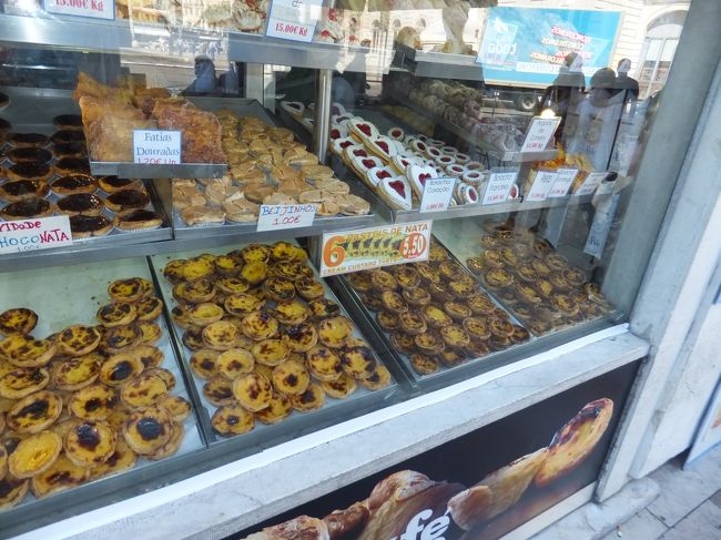 ＜ナタ＞がたくさん売っています。