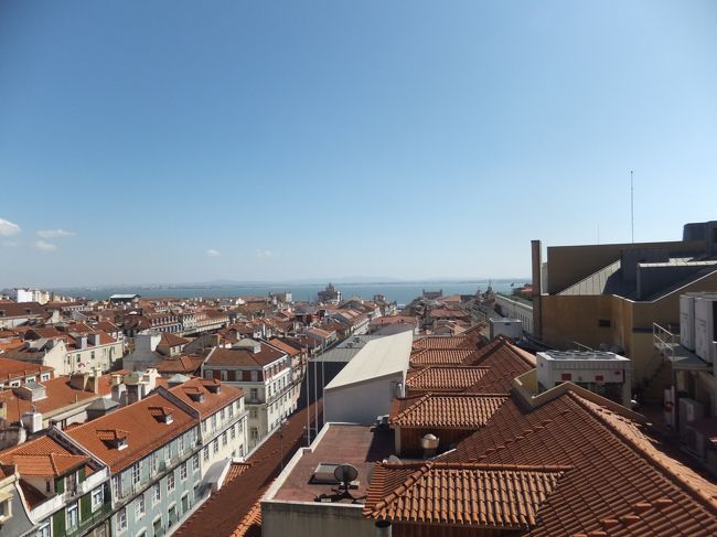 降りた所からの眺めです。<br />別料金を払い階段を上がると、展望デッキに行けます。<br />カフェもあるそうです。