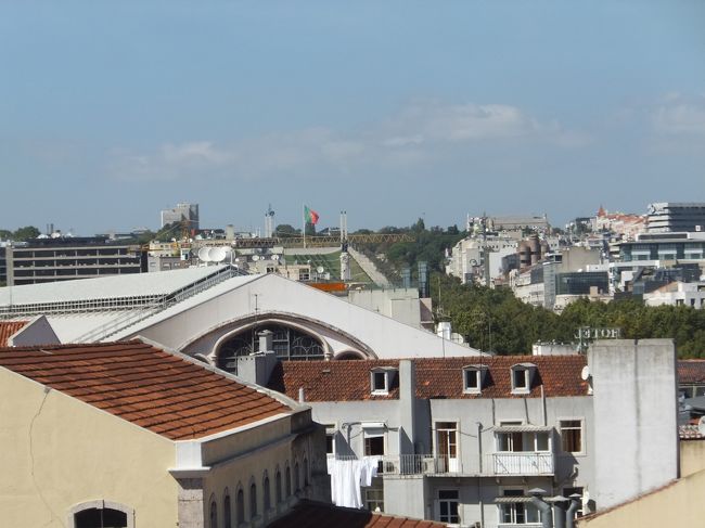 坂が多く＜７つの丘の街＞ともいわれるリスボン。<br />高い所から見ると、なるほどと思います。<br /><br />あの、国旗の所から歩いてきました。